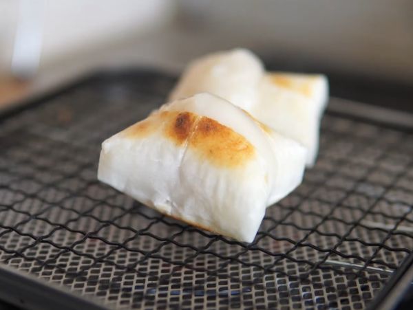 網の上で切り餅を焼く様子