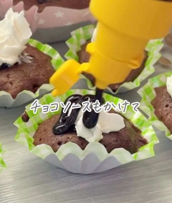 ホイップクリームの上にチョコレートソースをかける様子