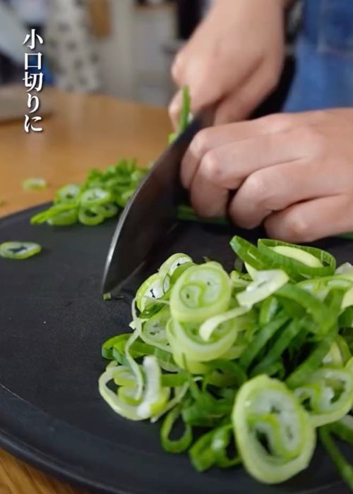 ネギを小口切りに切る様子