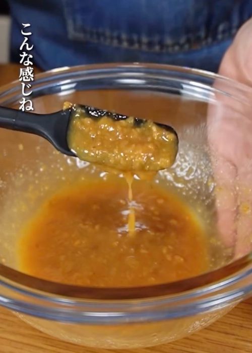 調味料を混ぜ合わせてトロッとした状態にした様子