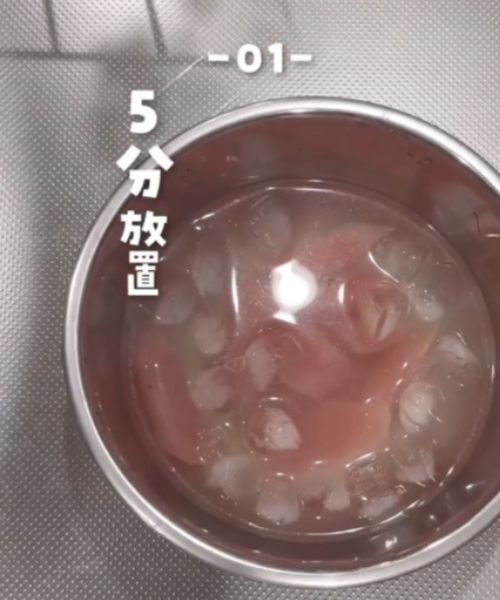 ブライン液に刺身を漬けている様子