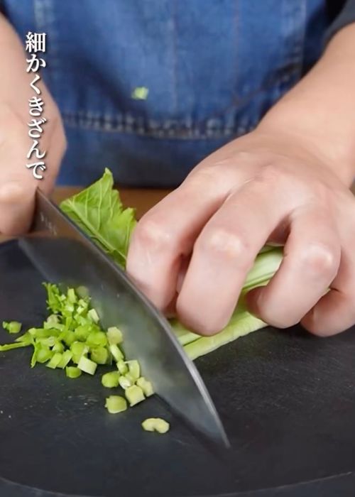 カブの葉をみじん切りにする様子