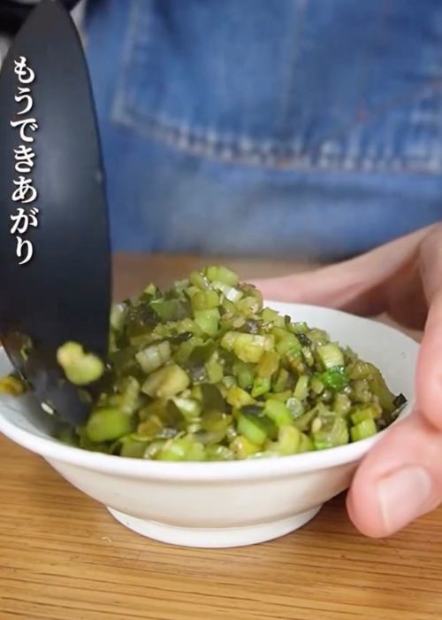 完成した菜飯の具を皿に盛り付けた様子