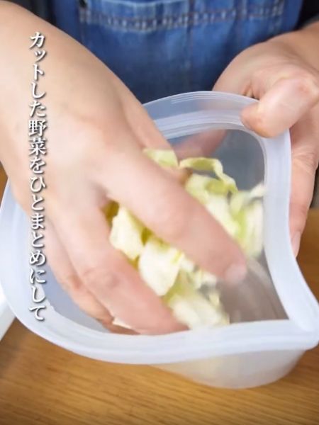 切った野菜を保存用の袋に入れる様子