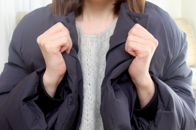 コートを着た女性