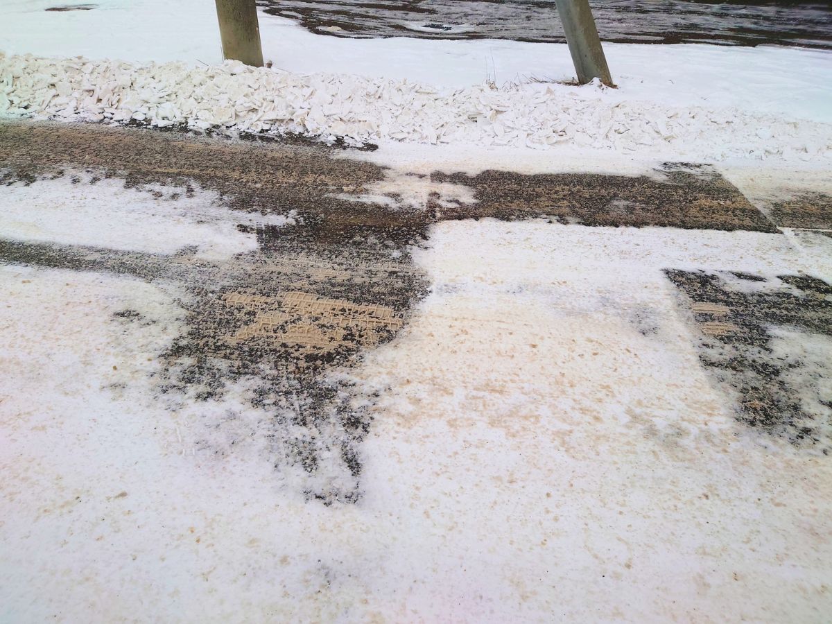 雪の積もった道路