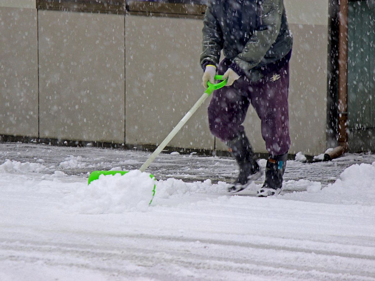 除雪作業中の人