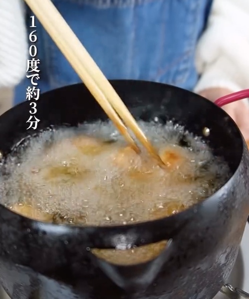 油で大根を揚げる様子