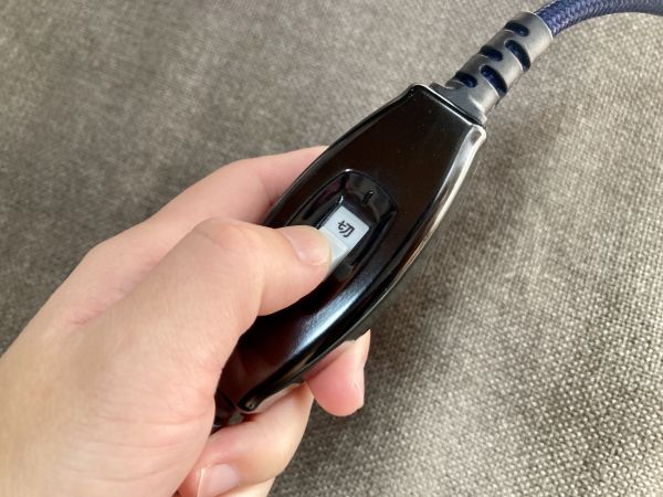 こたつの電源スイッチを手に持っている様子