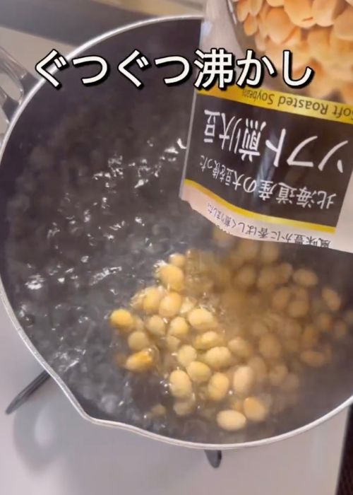 沸騰した水の中に福豆を入れる様子