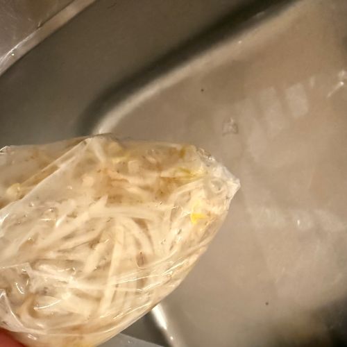 電子レンジで加熱後にモヤシを入れたポリ袋の角を切った様子