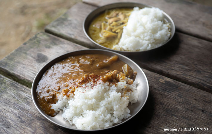 美味しそうなカレーが並ぶ画像