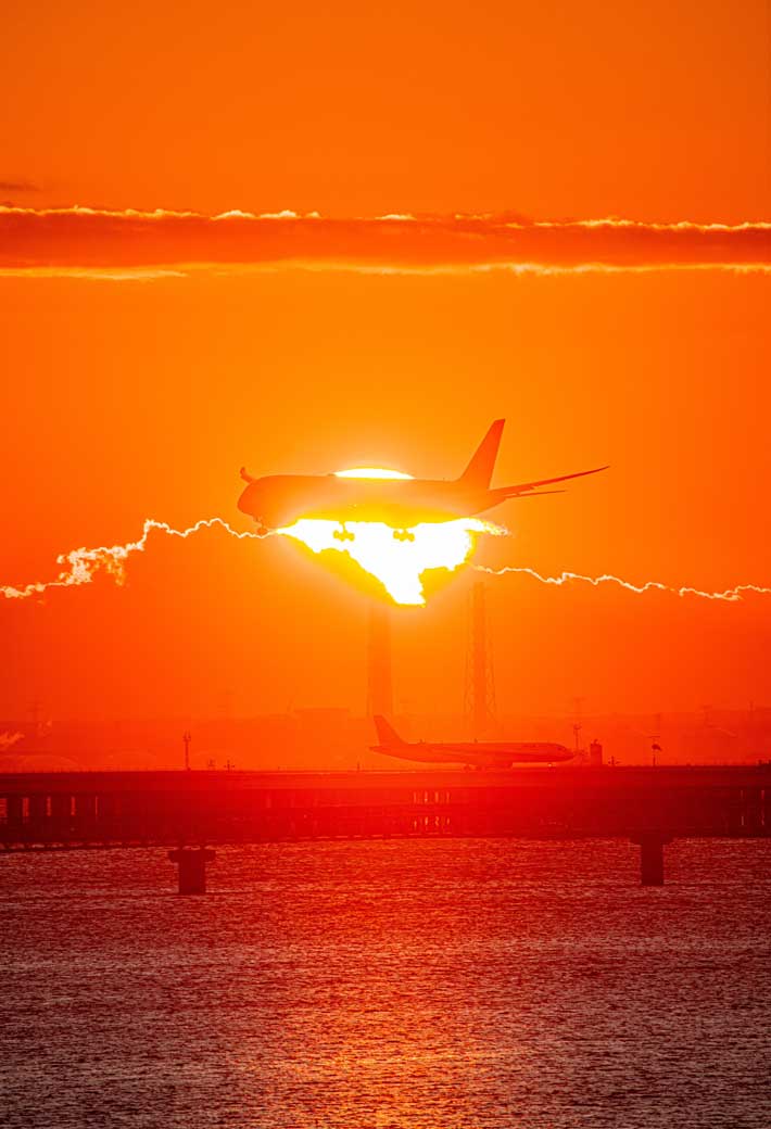 夜明けと飛行機の写真