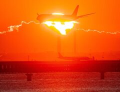 夜明けと飛行機の写真