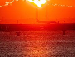 夜明けと飛行機の写真