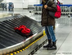 空港で荷物を待つ人