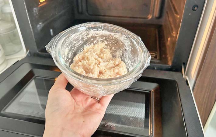 『レンジでかんたん！鶏そぼろ丼』を作る写真