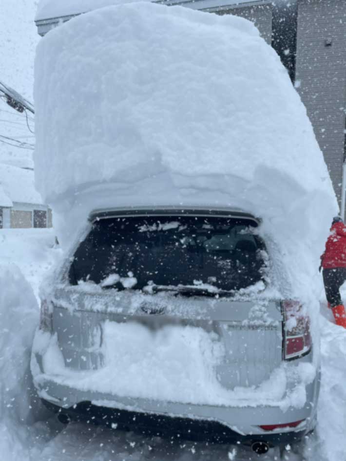 車と雪の写真