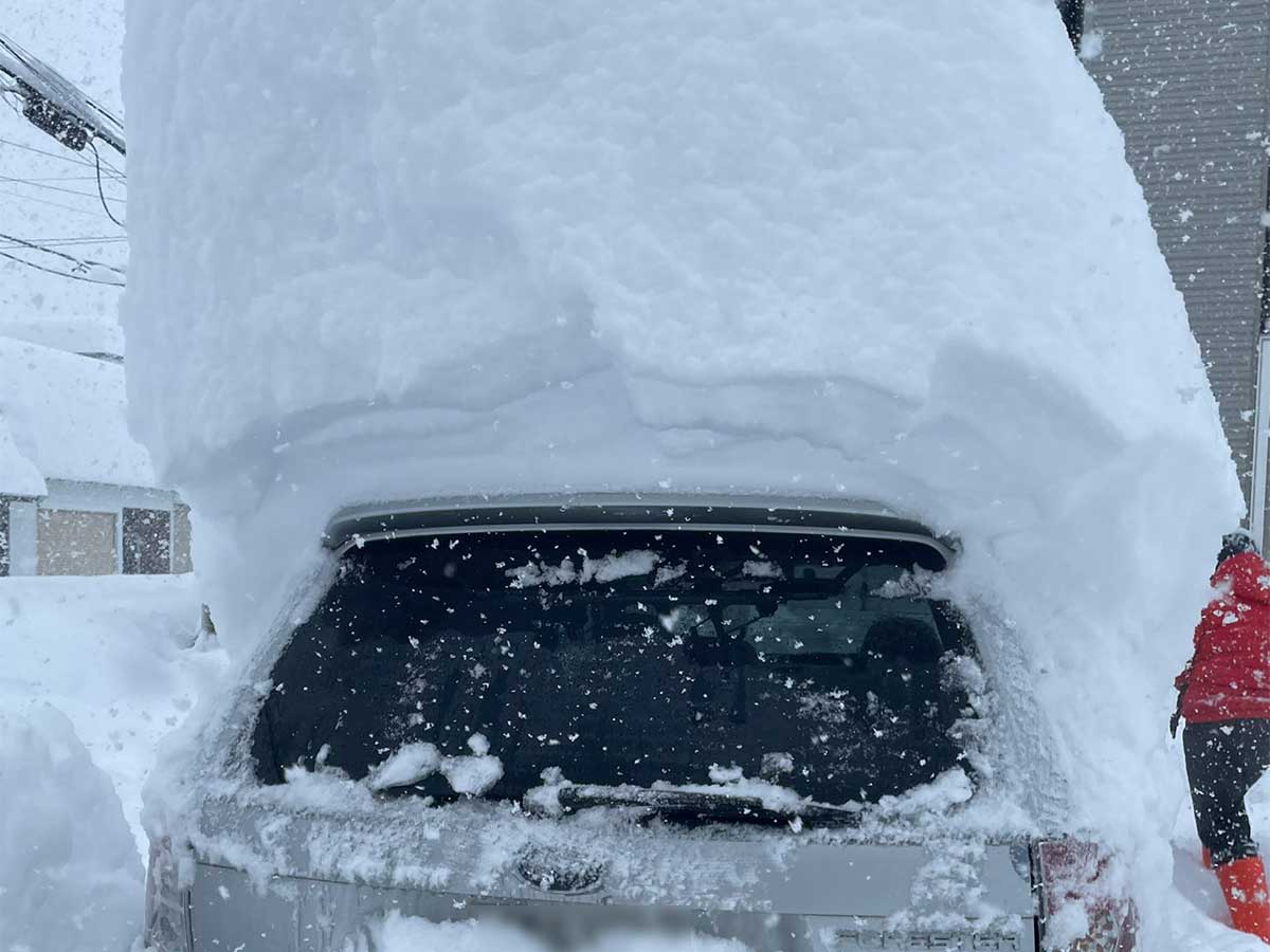 車と雪の写真