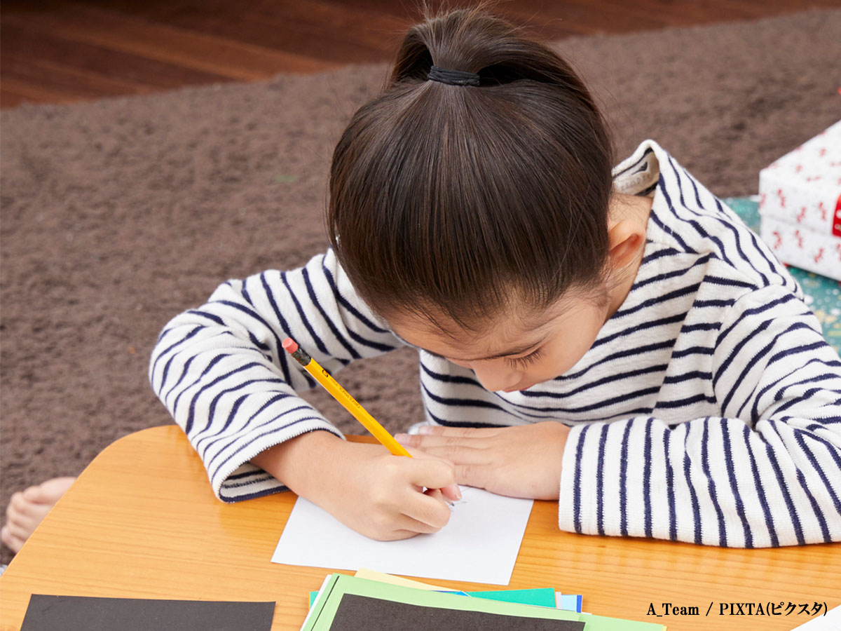 手紙を書く子供の写真