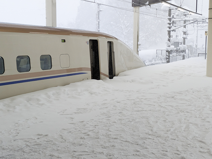 雪が積もった新幹線の写真