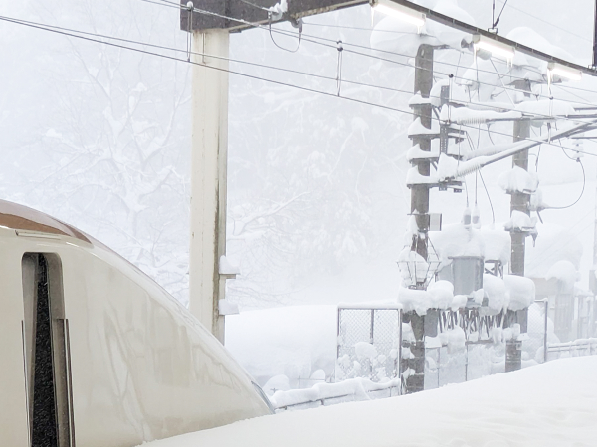 雪が積もった新幹線の写真