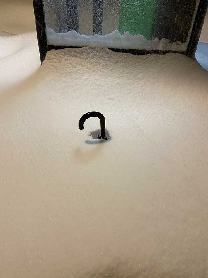 雪に埋もれる傘の写真