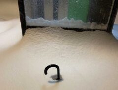 雪に埋もれる傘の写真