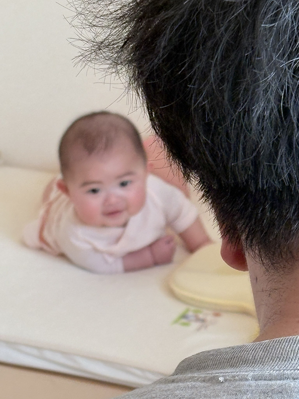 赤ちゃんと父親の写真