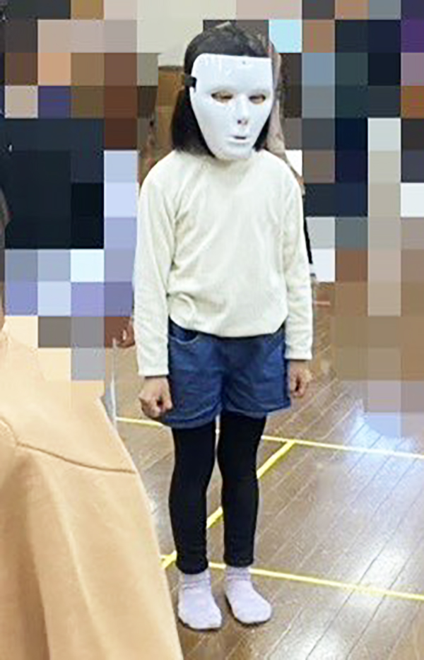 お面を付けた子供の写真