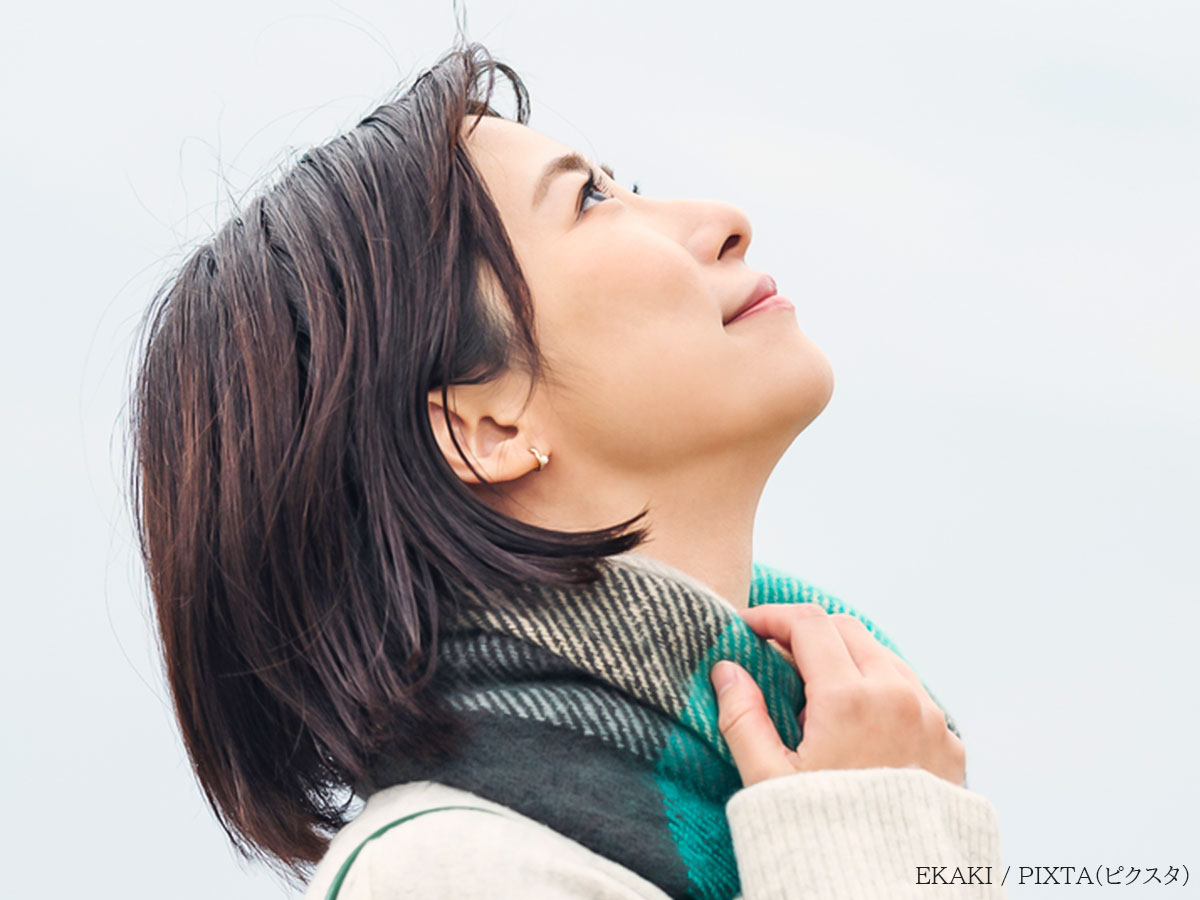 上を見る女性の写真