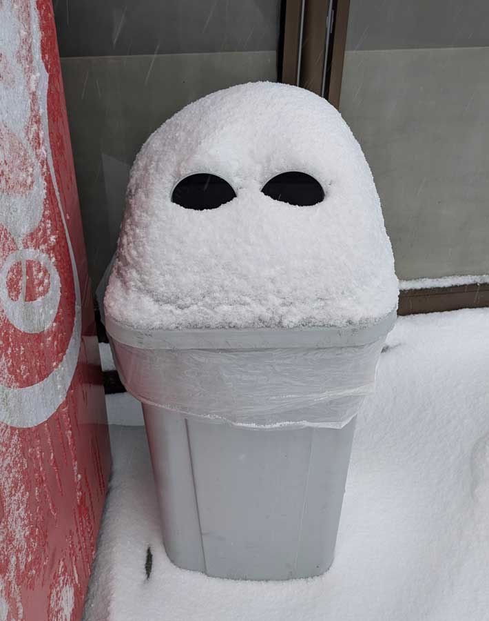 雪が積もったゴミ箱