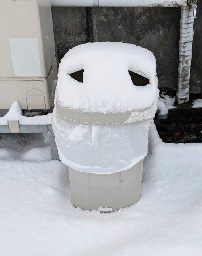 ゴミ箱に積もった雪