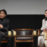 安田顕さんの話を聞く柴犬・のこちゃん