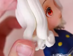 フィギュア制作中の画像