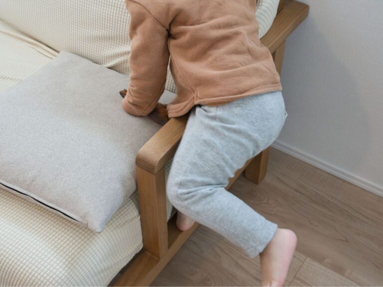 ソファーを張り替えている人