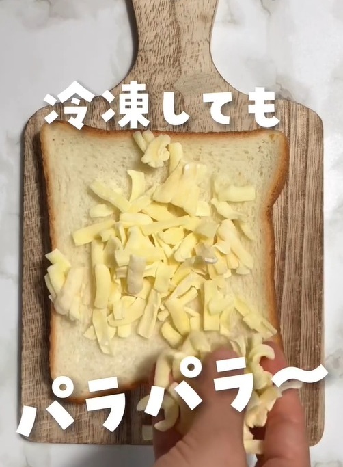 パンにチーズを振りかけた様子