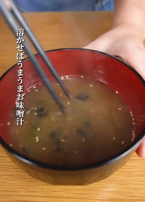 お湯を注ぐだけで味噌汁ができる