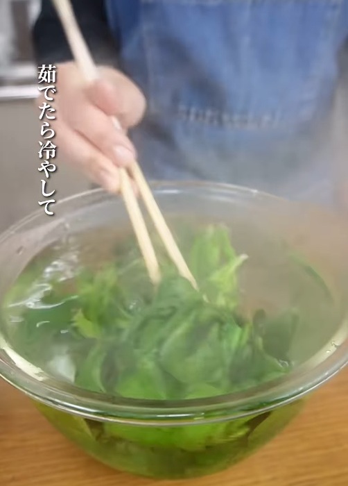 ほうれん草を水にさらす様子