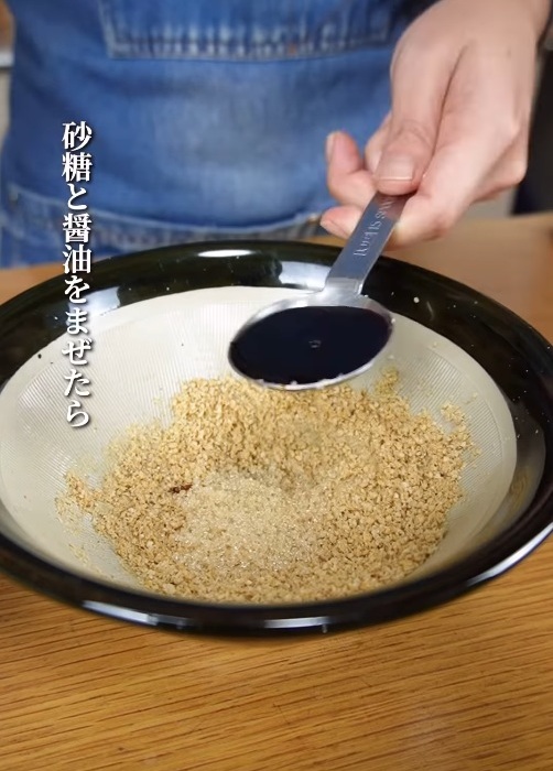 すりごまに調味料を入れる様子