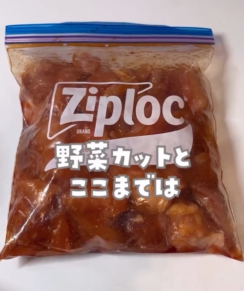 タレと鶏肉の入った冷凍バッグ