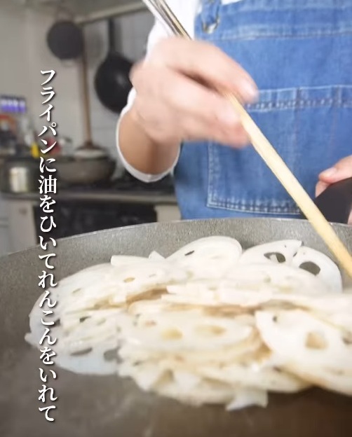 フライパンでレンコンを炒める様子