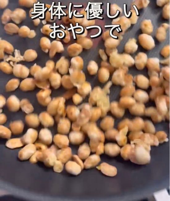 フライパンで豆を炒める様子