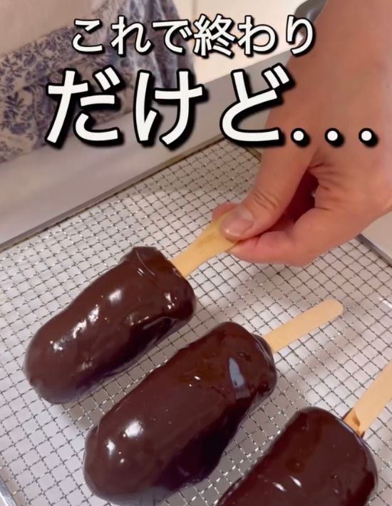 チョコレートソースを付けたスティックパンを網を敷いたバッドの上に並べる様子