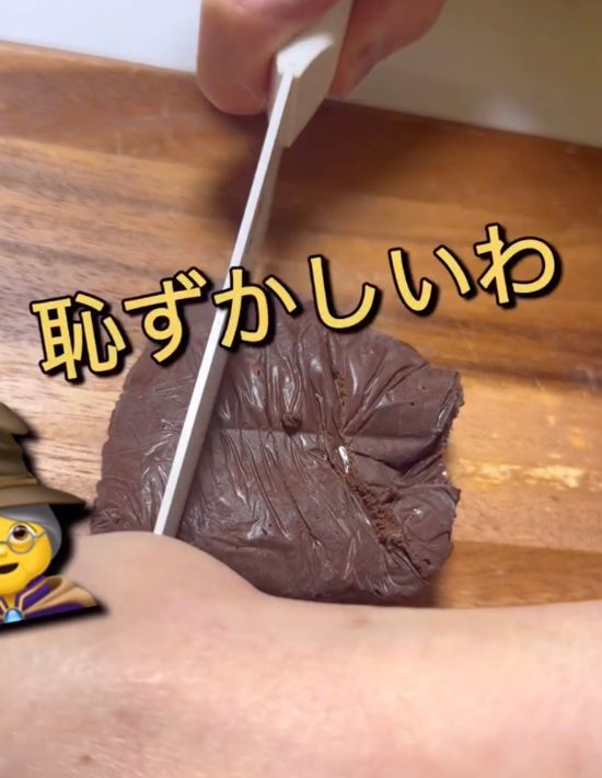 固まったチョコレートを包丁で切る様子