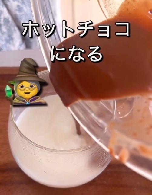 牛乳にチョコレートを入れる様子