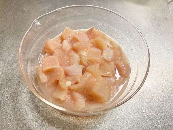 カットした鶏肉を『ブライン液』に付けている写真