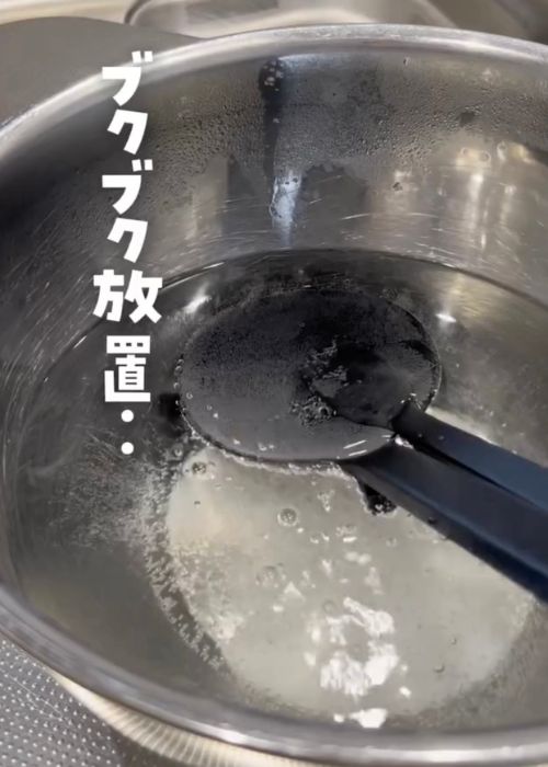 お湯の中に溶かした重曹が泡立っている様子