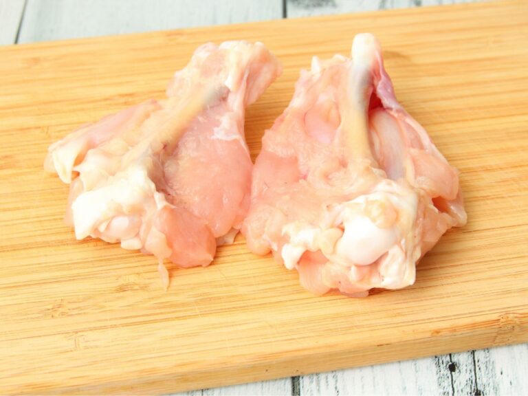 まな板の上にのせられている肉