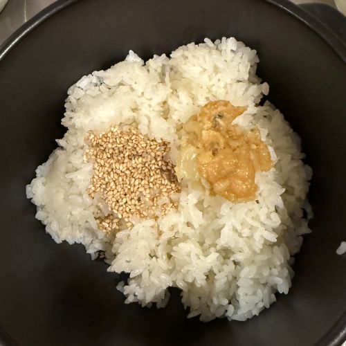 ご飯に『ニンニク味噌』と白ごまをのせた様子